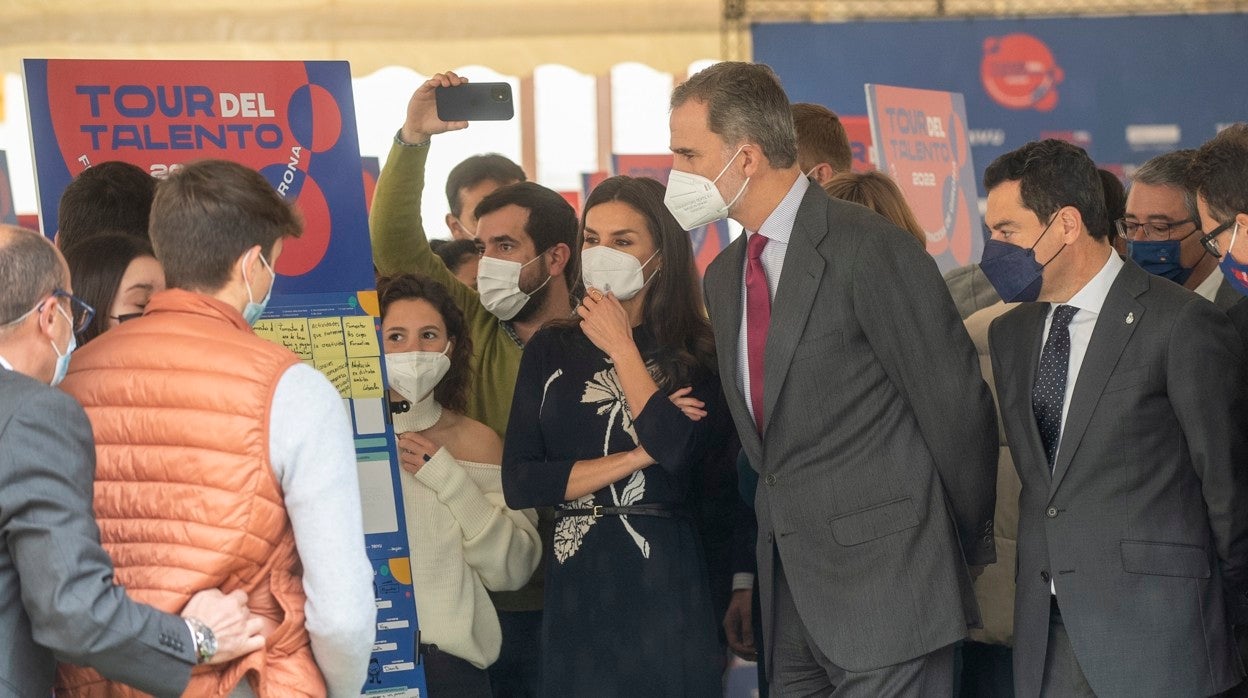 Los Reyes conversan con un grupo de alumnos de secundaria y bachillerato en el centro cultural La Térmica de Málaga