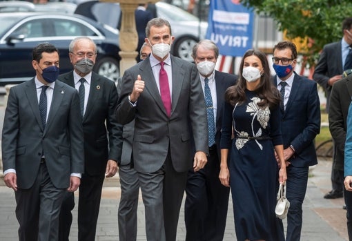 Don Felipe y Doña Letizia, junto al resto de autoridades a su llegada al acto