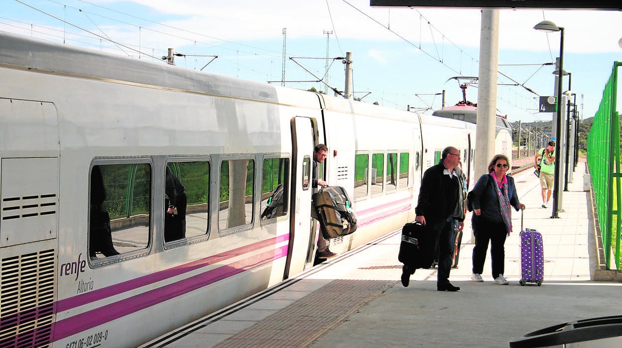 Pasajeros salen de un Alvia en la estación de Villanueva de Córdoba