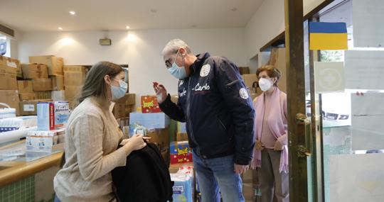 Voluntarios en una recepción de material de emergencia