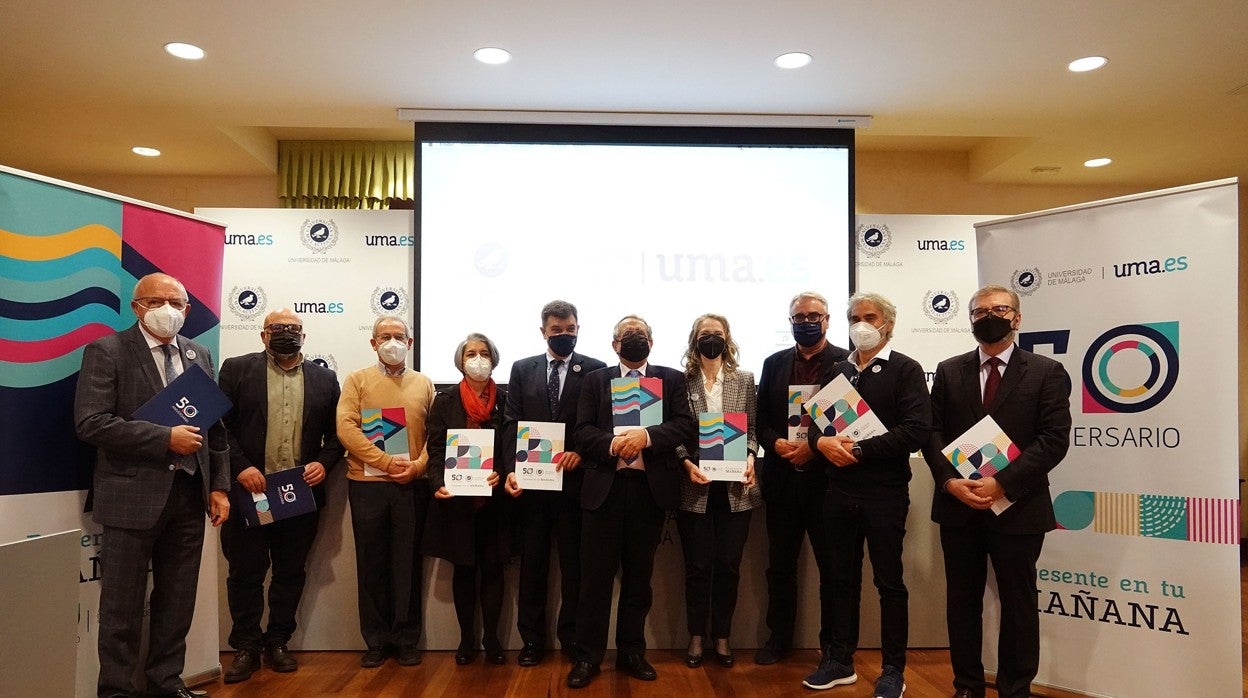 Foto de familia durante la presentación de los actos por el aniversario