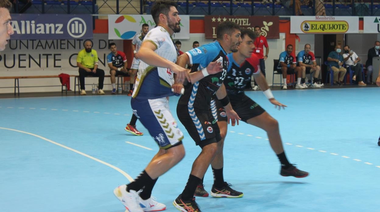 Javi García, en el partido del Ximénez ante el Sinfín, con el que está empatado a puntos