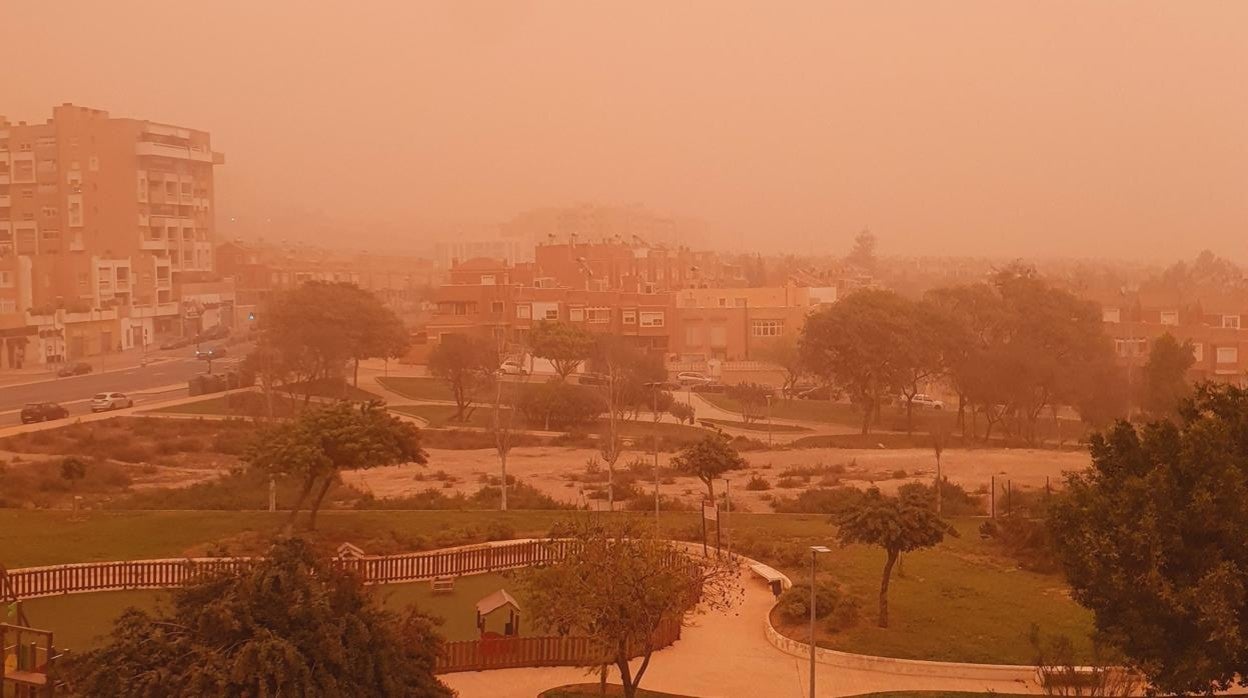 Así amanece en la ciudad de Almería este martes, cubierta por el polvo del Sahara.