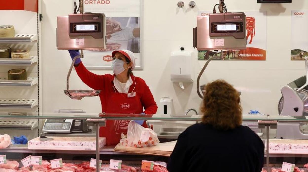 Trabajadora en la sección de carnicería de uno de los supermercados Deza