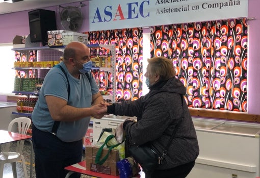 Antonio Paneque entrega una bolsa de alimentos a Svitlana en Málaga