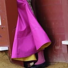 Un torero se protege en un burladero