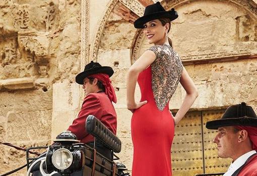 Video | Paloma Cuevas promociona en Córdoba su nueva colección de vestidos de la mano de Rosa Clará