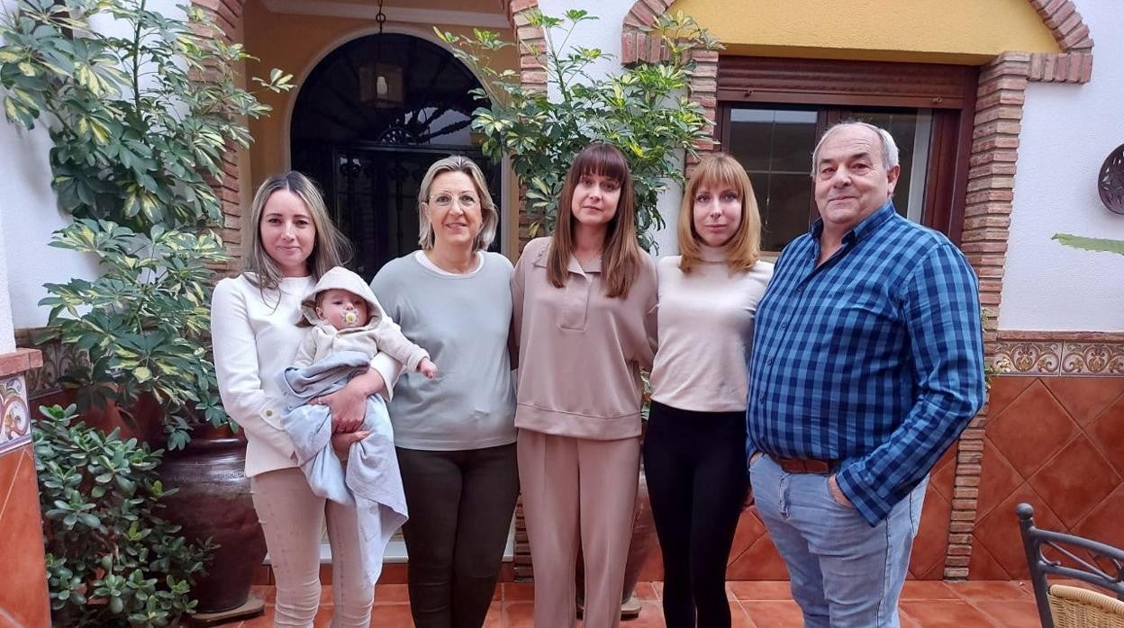 Kseniia y Yeviheniia, en el centro de la imagen con su familia de acogida