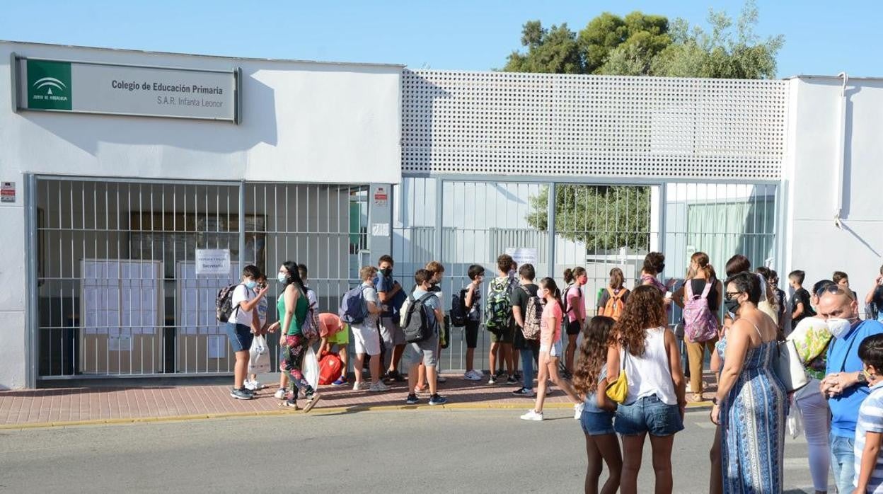 Alumnos en la salida de un colegio
