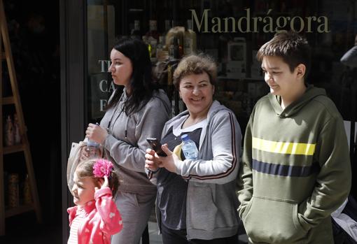 Tatiana, a la izquierda, con su familia