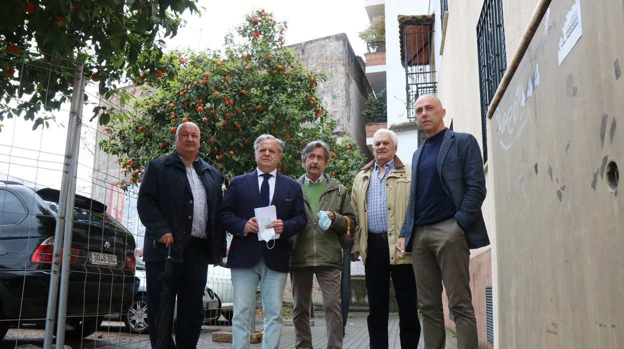 Fuentes, con el equipo de Urbanismo y vecinos