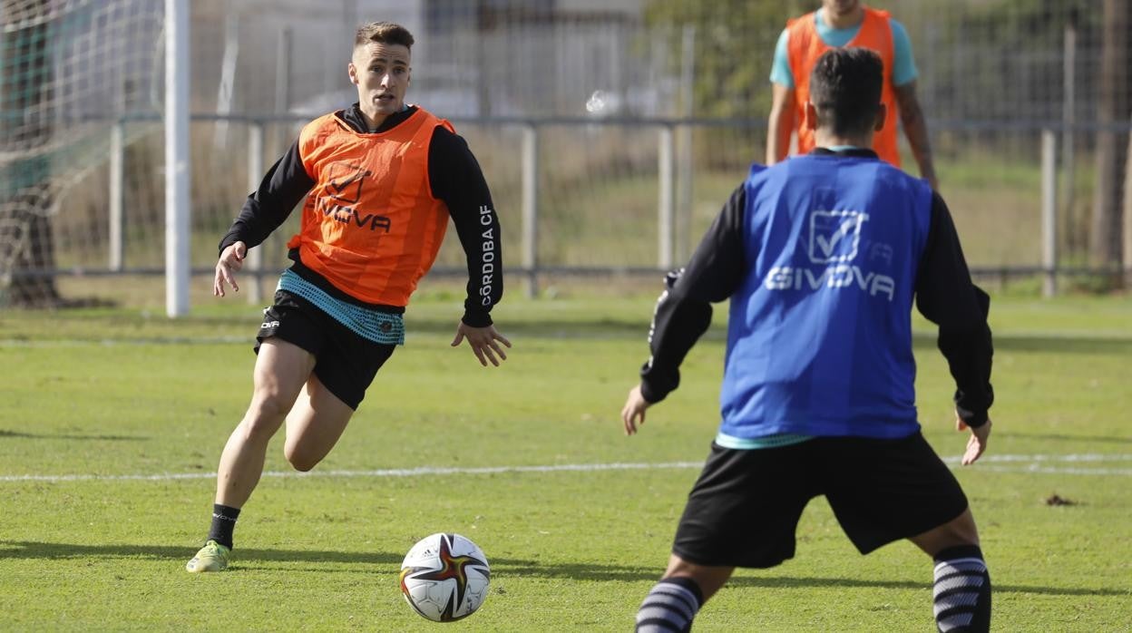 El lateral izquierdo Ekaitz Jiménez, en un entrenamiento