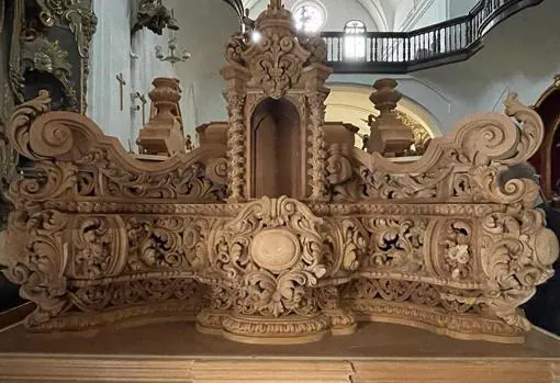 Capilla frontal con columnas salomónicas, como el retablo mayor de la Trinidad
