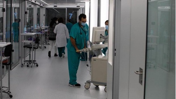 El 40% de los pacientes en las UCI andaluzas tiene Covid, pero su ingreso fue por otra patología