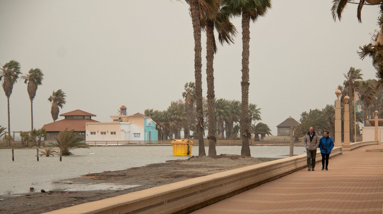 El temporal de levante que azota al litoral de Granada ha causado importantes desperfectos en distintas playas de la Costa Tropical