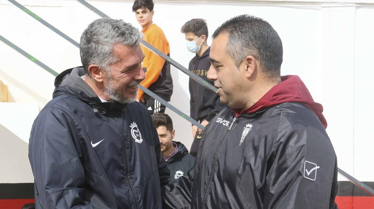 El entrenador del Córdoba CF, Germán Crespo saluda a Juan Marrero