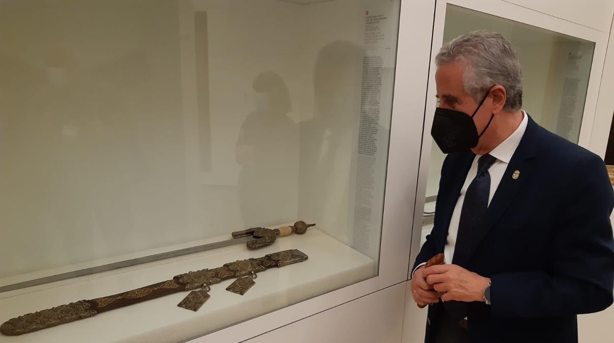 El alcalde de Lucena, Juan Pérez, observa la espada del Rey Boabdil