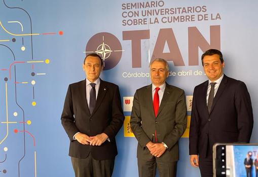 El subsecretario del Ministerio de Exteriores, Luis Cuesta, el alcalde Bellido y Villamandos