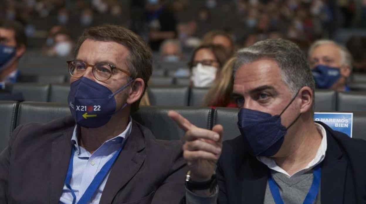 Elías Bendodo, este viernes junto a Alberto Núñez Feijóo en el congreso de Sevilla