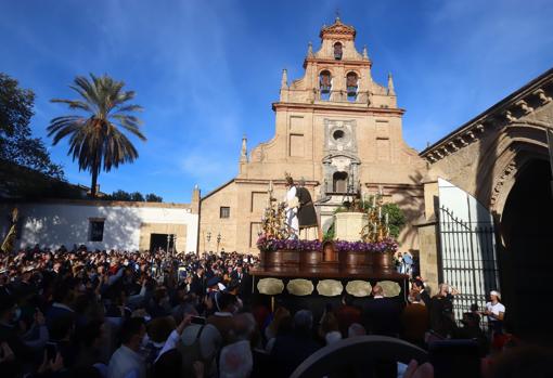 La plaza de la Fuensanta, abarrotada, al recibir al Señor