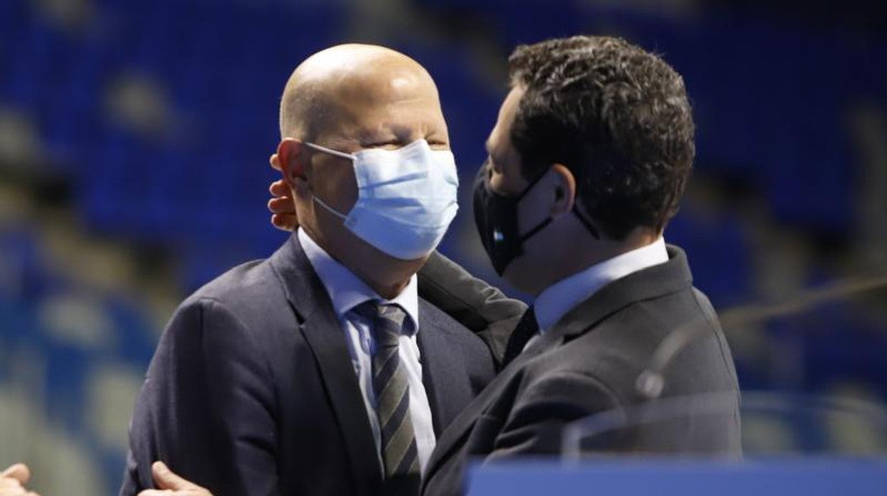 El exentrenador y consejero de Educación y Deporte, Javier Imbroda, (i) se abraza al presidente de la Junta, Juanma Moreno, (d) durante el descubrimiento de la Estrella al Mérito Deportivo a Javier Imbroda, el 7 de enero de 2022 en Málaga