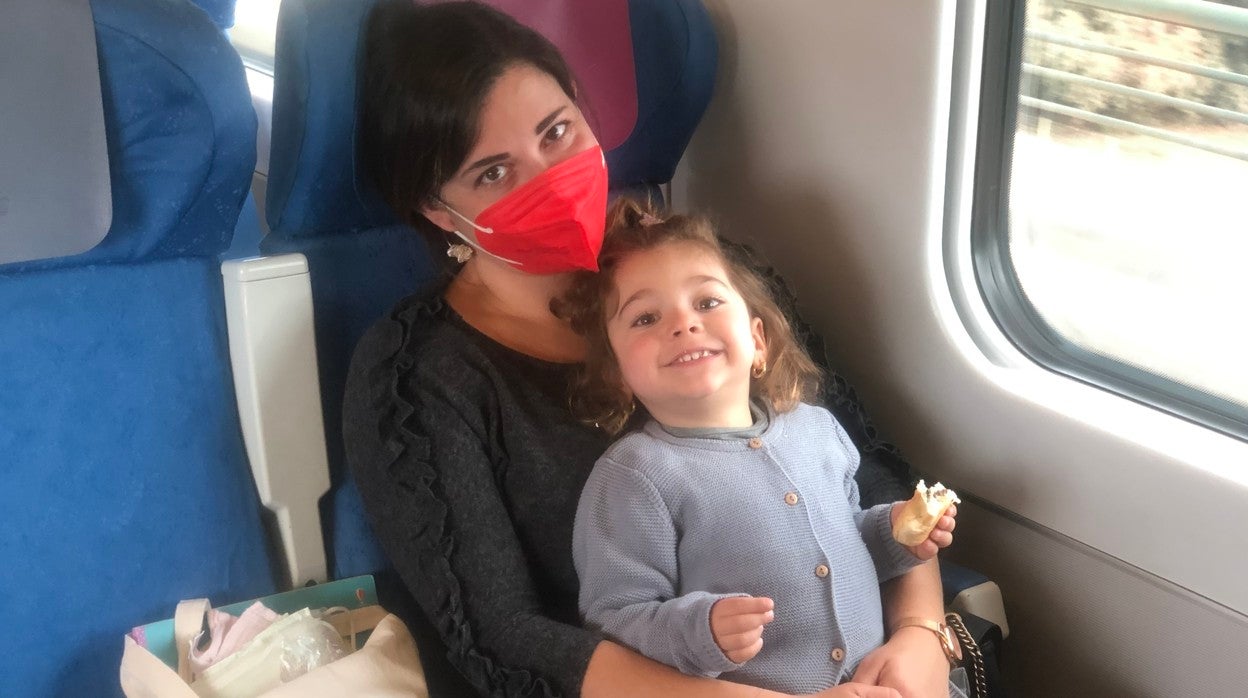 Aurora con su madre, Serena, durante el viaje de Málaga a Granada