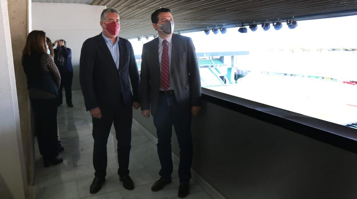 El alcalde de Córdoba, José María Bellido, y el presidente del Imdeco, Manuel Torrejimeno, en el estadio