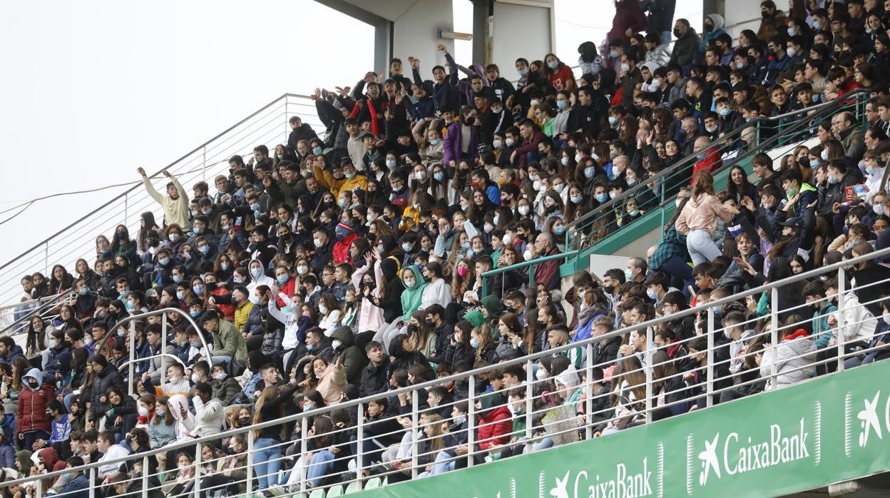 Lleno en la grada de Anfiteatro en el partido del Córdoba CF ante el Tamaraceite