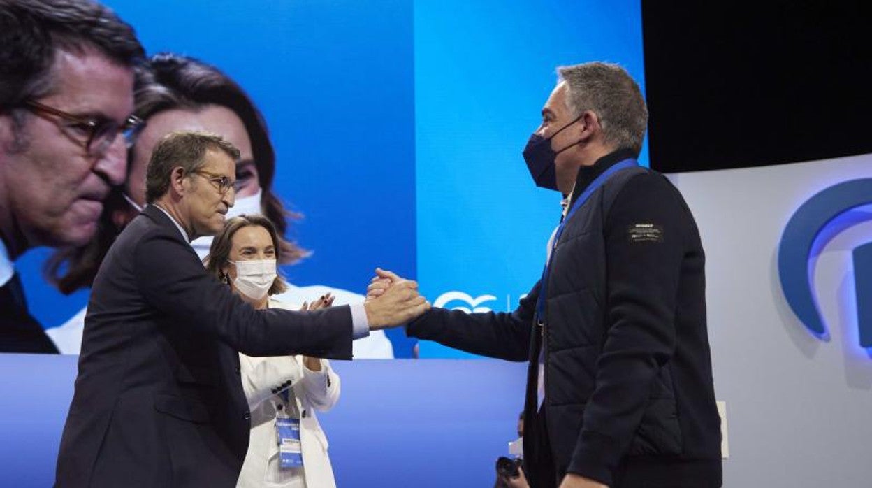 El presidente del partido del PP, Alberto Núñez Feijóo, (i) saluda a el consejero de Presidencia de la Junta de Andalucía y Coordinador General del Partido Popular, Elías Bendodo