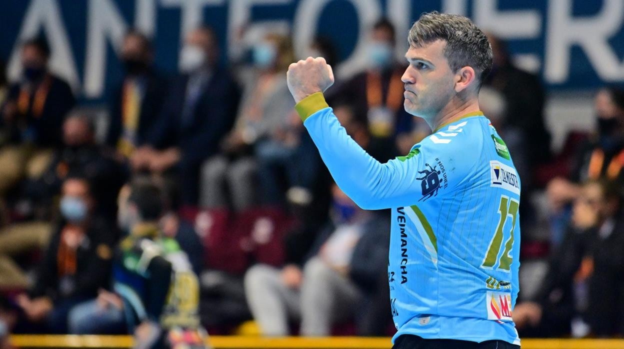 El portero del Ximénez Álvaro de Hita celebra una acción en la Copa del Rey
