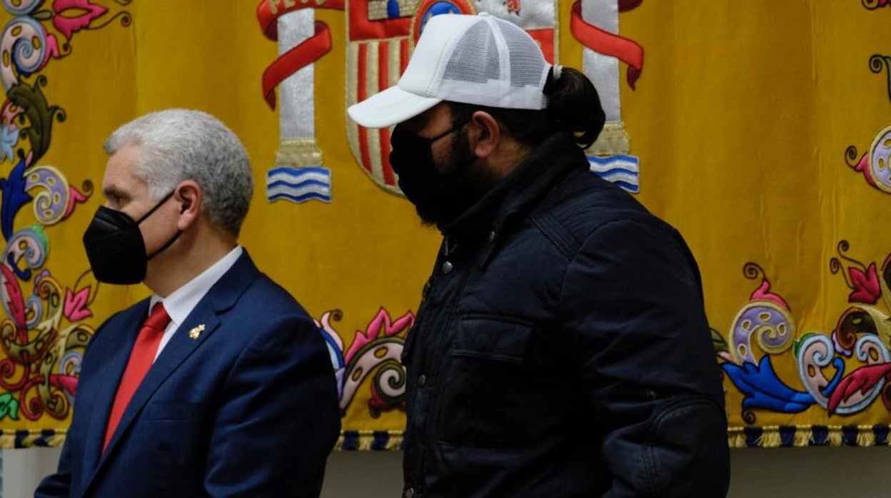 A la derecha, José, recluso que será liberado el Miércoles Santo, junto al hermano mayor de El Rico