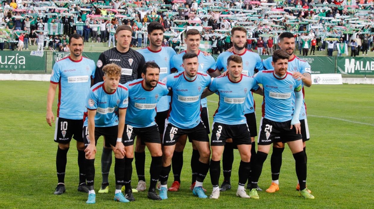 El once cordobesistas posa para los fotógrafos ante su afición que llenó las gradas del estadio del Antequera semanas atrás