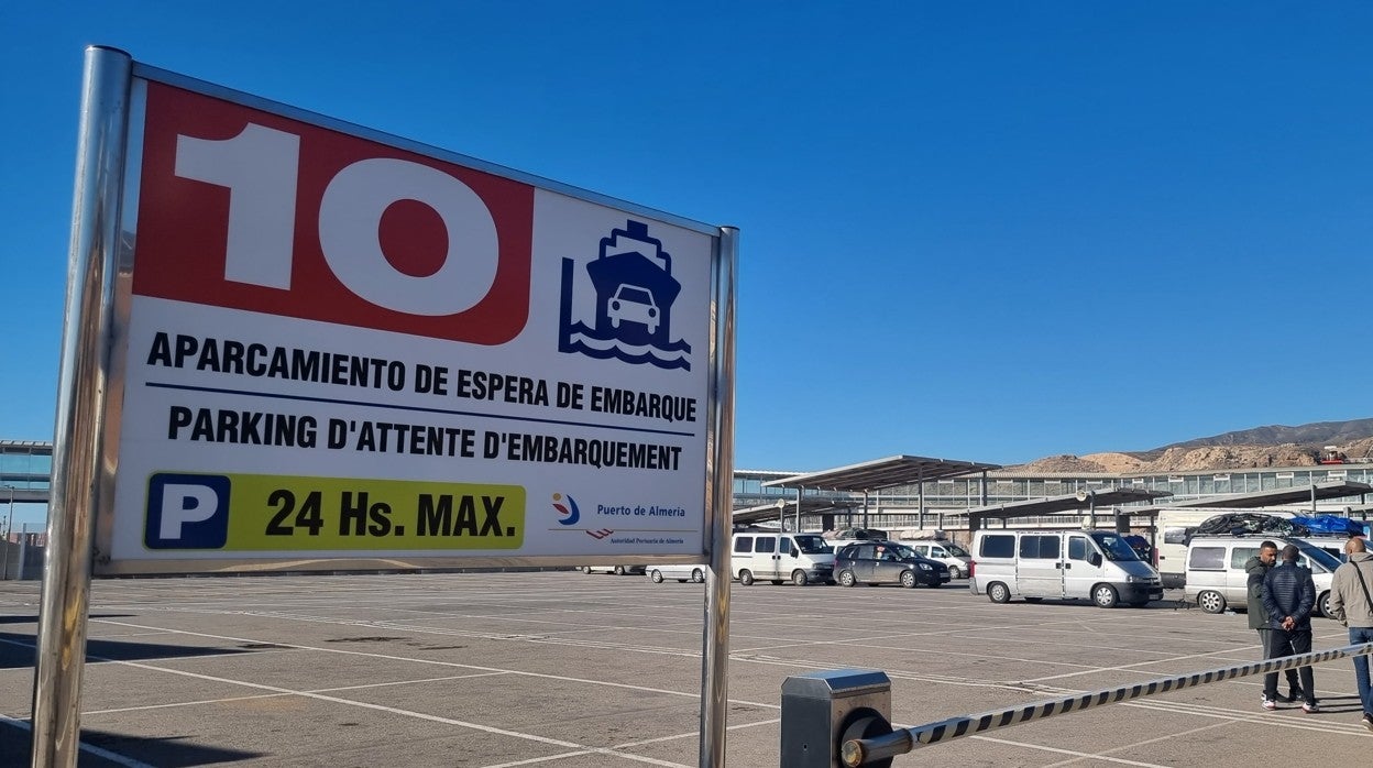 Parking de embarque en el puerto de Almería con destino a Argelia.