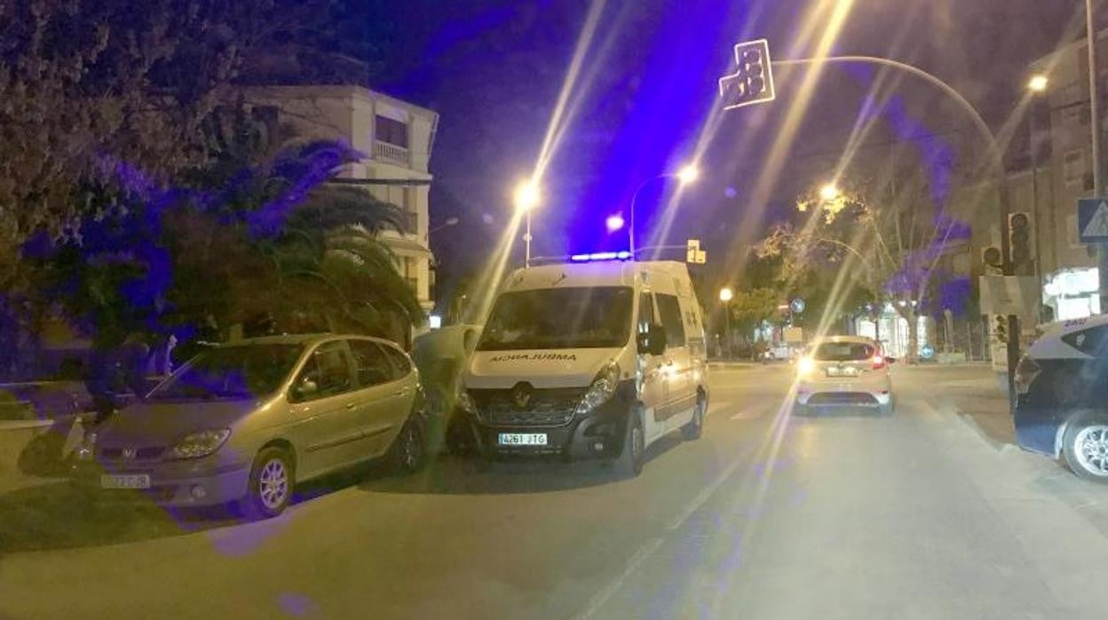 Sanitarios y policías atienden al apuñalado en la calle Corazón de Jesús de Lucena