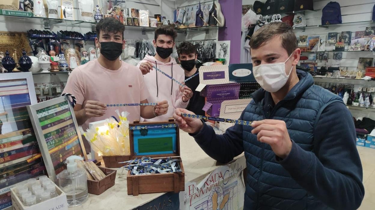 Cuatro jóvenes muestran las pulseras por Ucrania