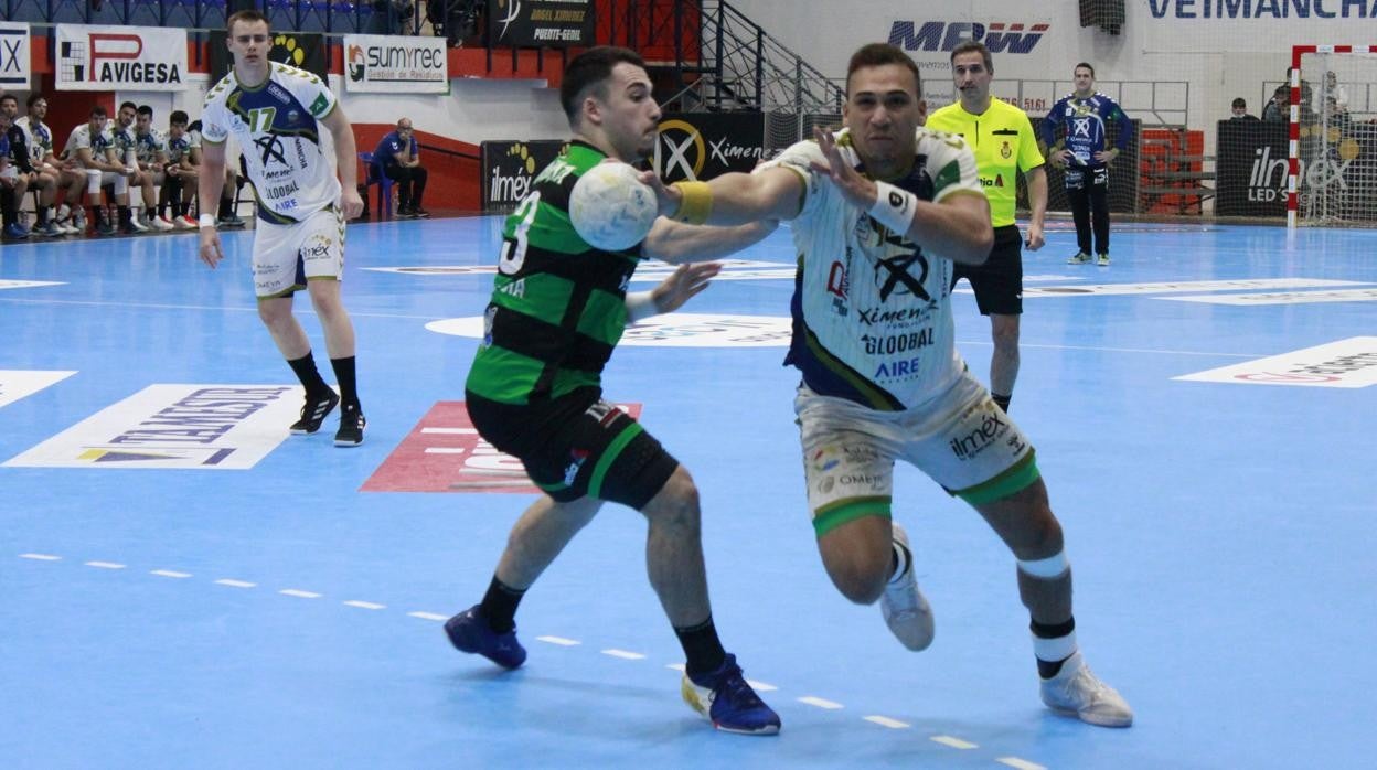 Joao Pedro supera a un defensor de Anaitasuna, este viernes, en el Miguel Salas