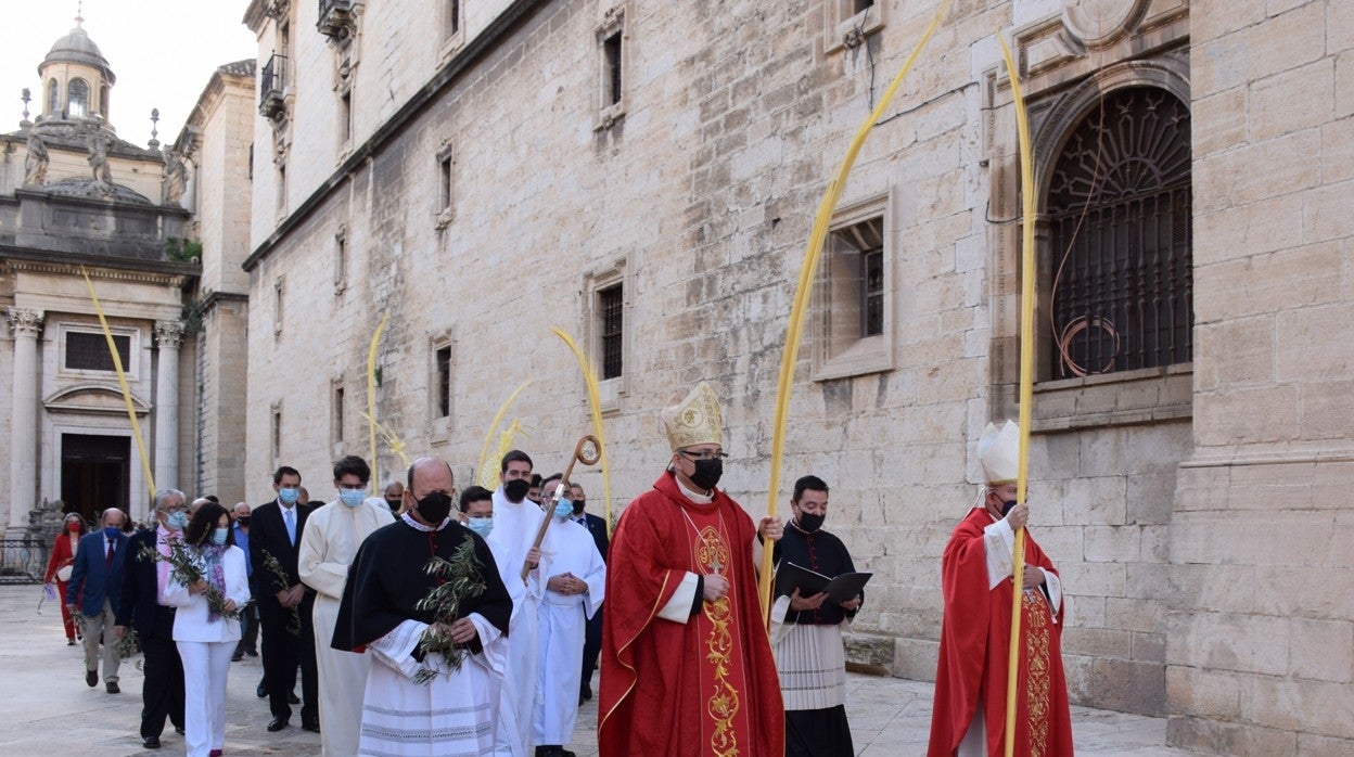 El obispo de Jaén, durante la procesión de las palmas