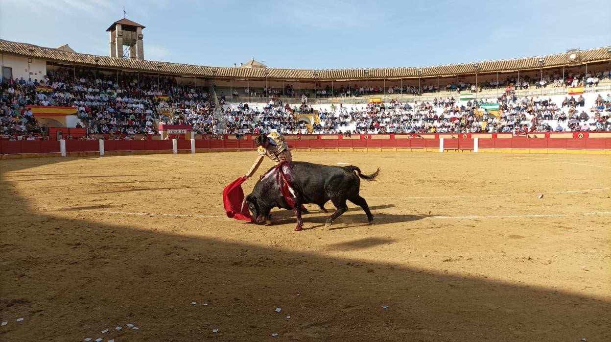 Roca Rey da un pase al primero de su lote en la corrida de Cabra