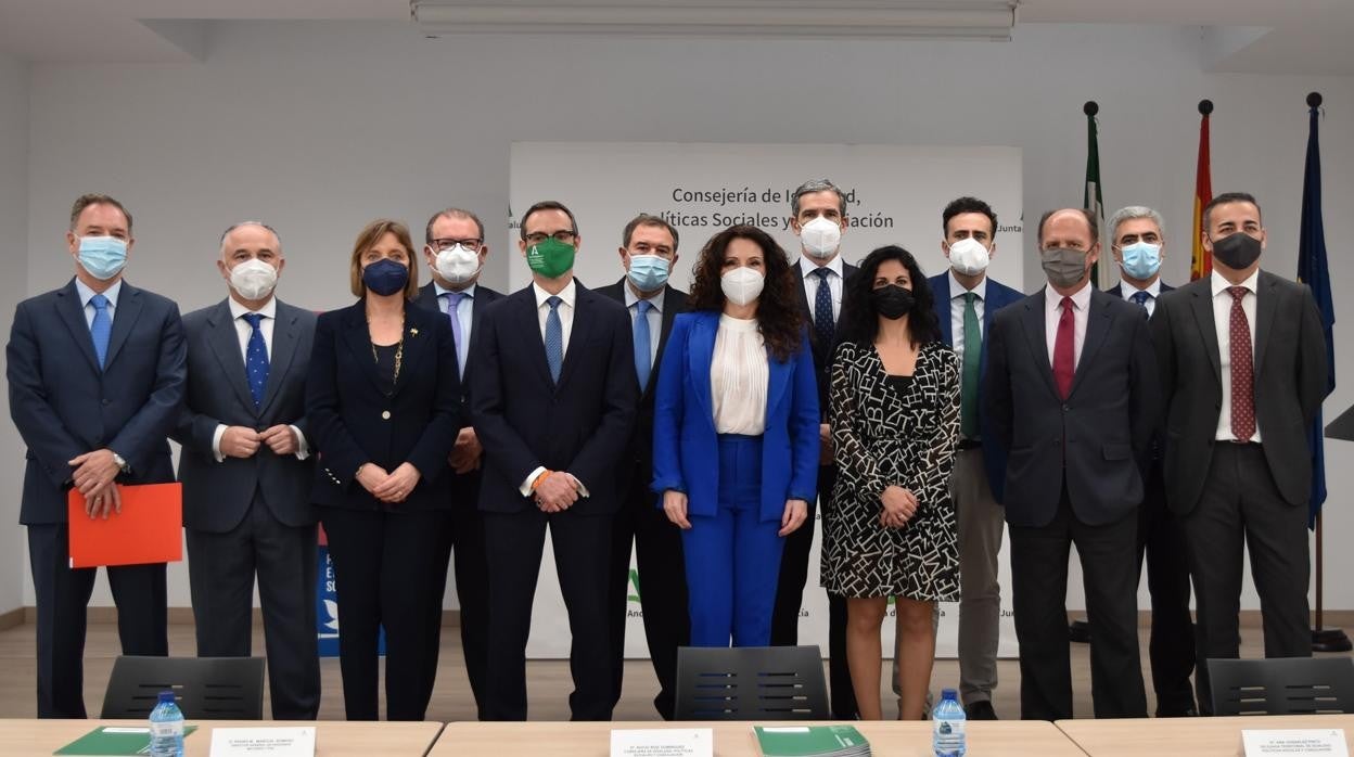 Imagen de familia de la firma del acuerdo entre la Consejería de Asuntos Sociales y algunas entidades bancarias