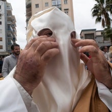 Juan del Río se coloca la capucha tras superar cuatro cánceres