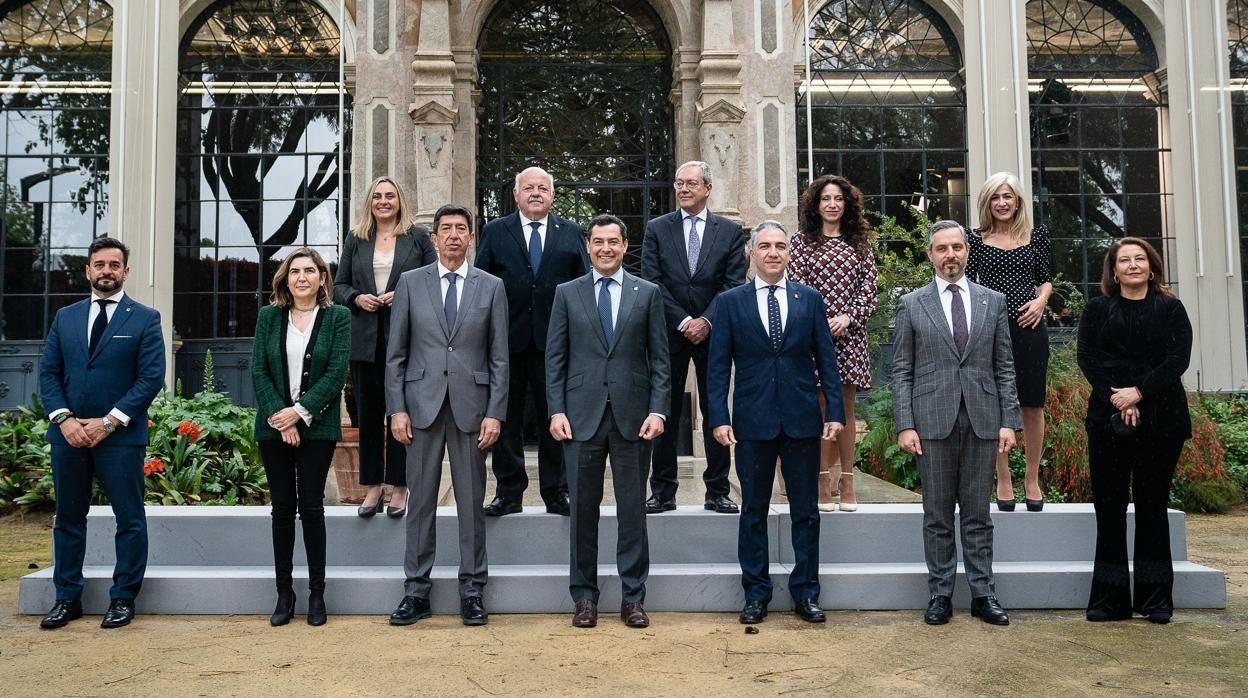 Foto del Gobierno andaluz con la incorporación de Manuel Alejandro Cardenete como consejero de Educación y Deporte en sustitución de Javier Imbroda
