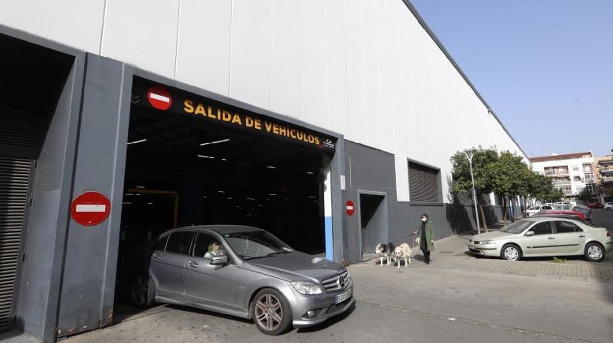 Salida del aparcamiento del centro comercial El Arcángel en enero de este año