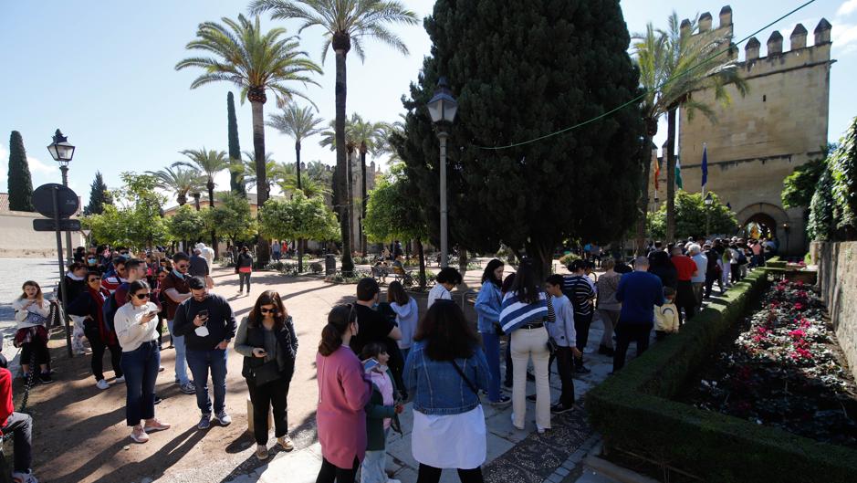 Los turistas se dejan sentir en la víspera de los días fuertes de la Semana Santa de Córdoba