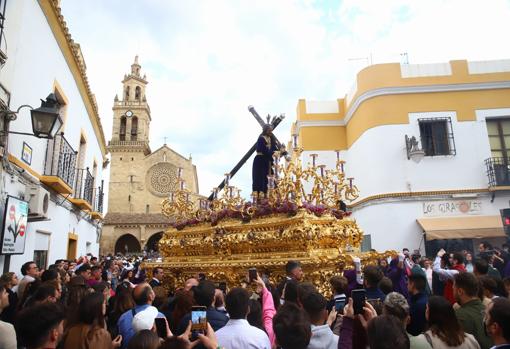 El Señor del Calvario, con San Lorenzo al fondo