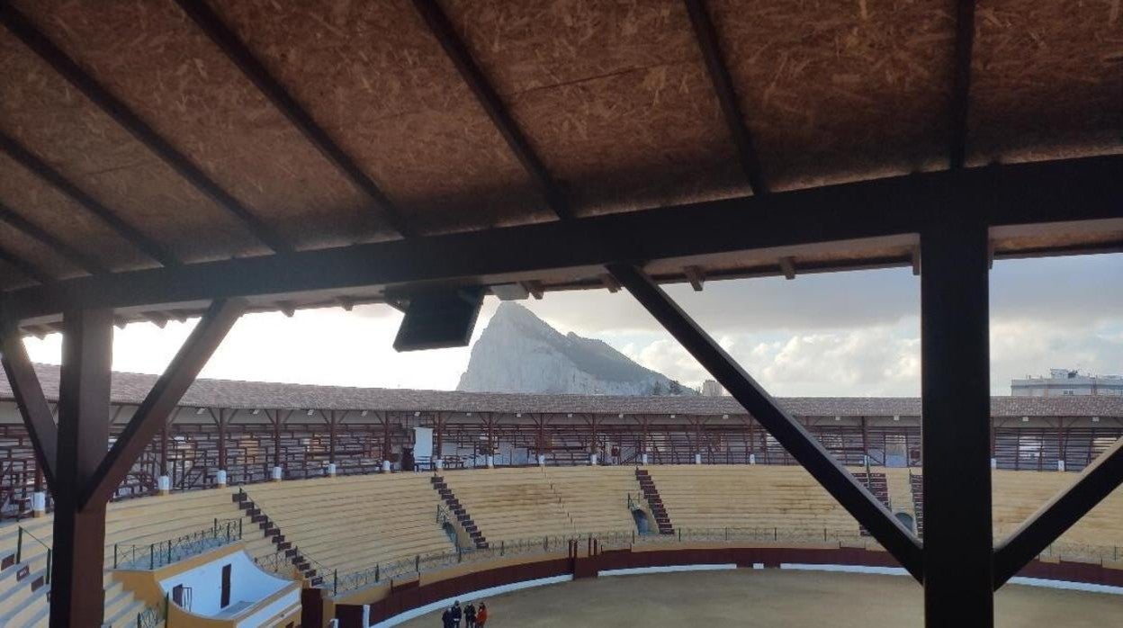 Imagen de la remodelada plaza de toros de La Línea, con el Peñón de Gibraltar al fondo