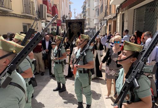 Legionarios ante uno de los estandartes de la cofradía