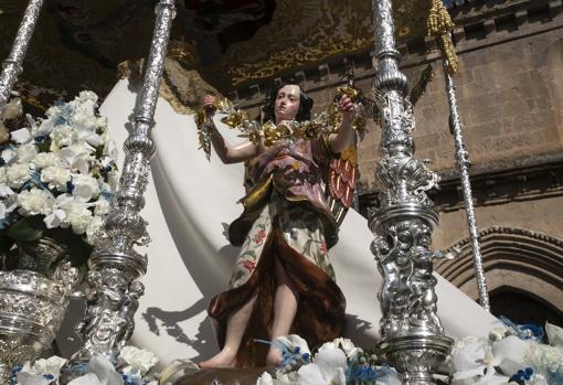 Uno de los dos ángeles incorporados a la trasera del palio