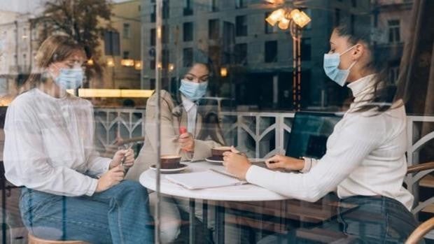 Salud apuesta por retirar poco a poco las mascarillas en interiores en Andalucía