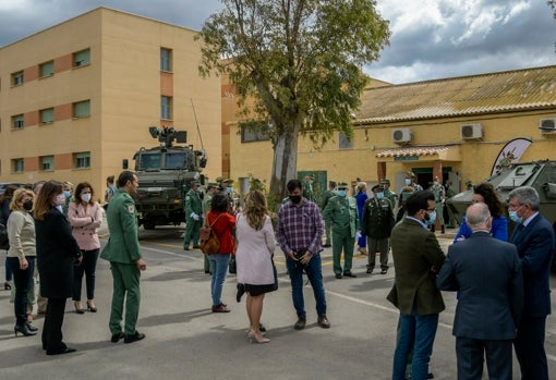 Representantes institucionales a su llegada a la base de La Legión antes de la presentación.