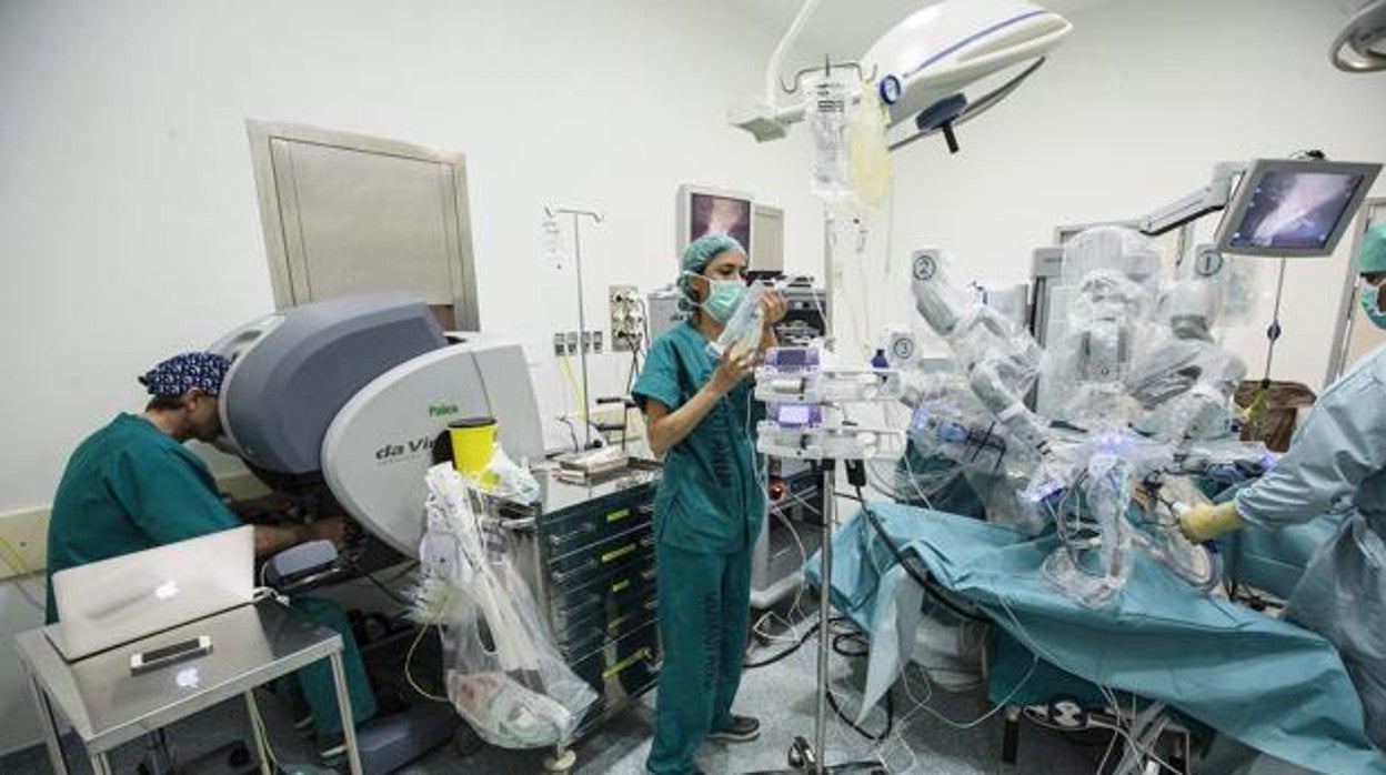 Uno de los quirófanos del Hospital Regional de Málaga